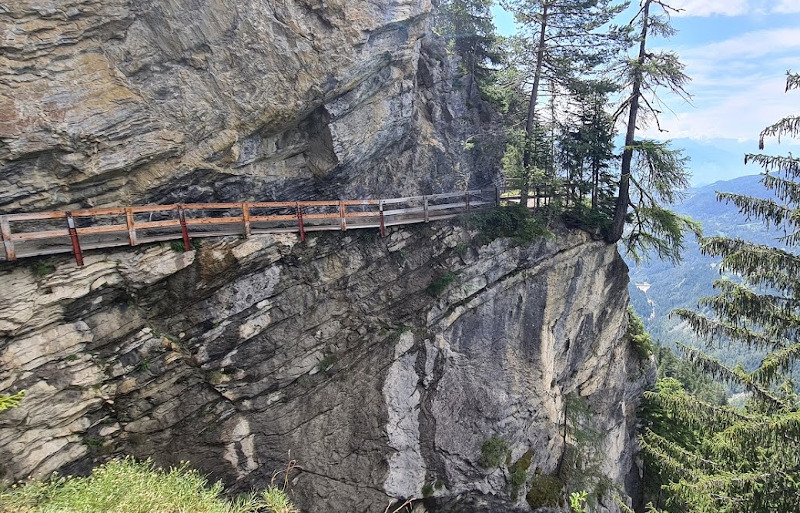 Difficult Path in the Mountains